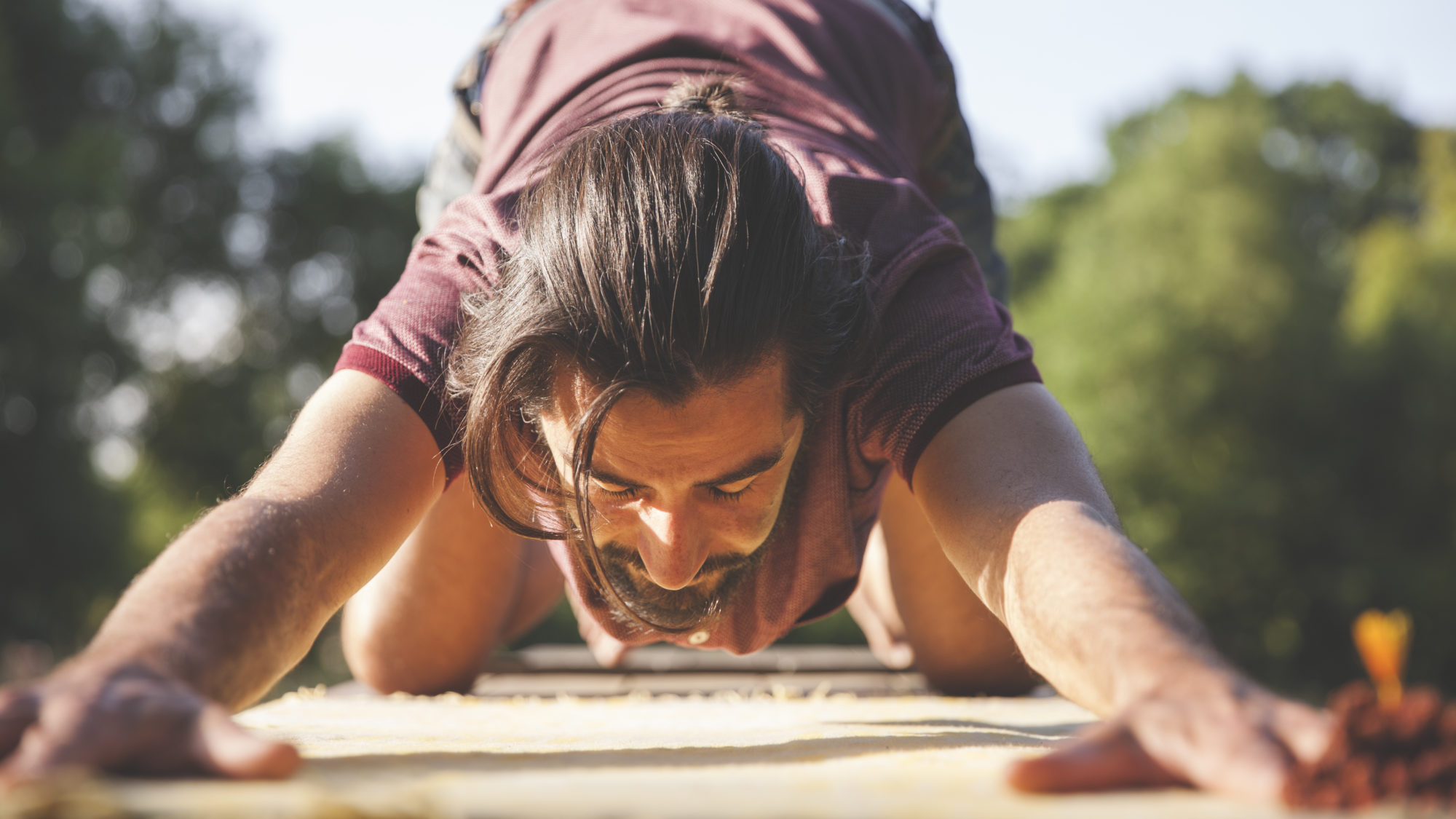 Rémy pratiquant du yoga