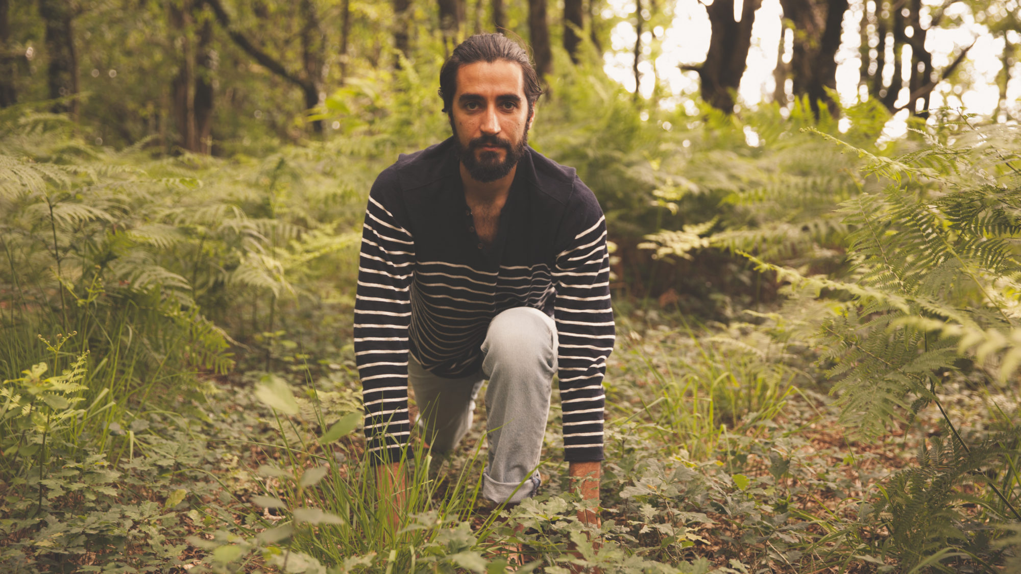 homme pratiquant du yoga dans la nature