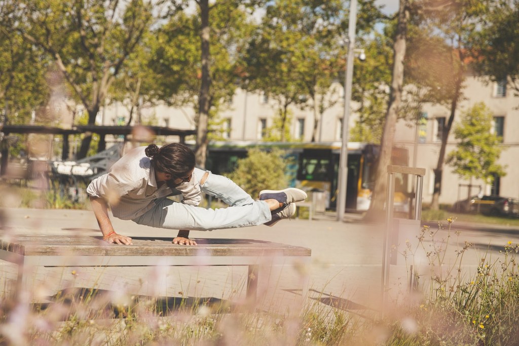 Rémy faisant du yoga sur un banc place Napoléon, La Roche sur Yon