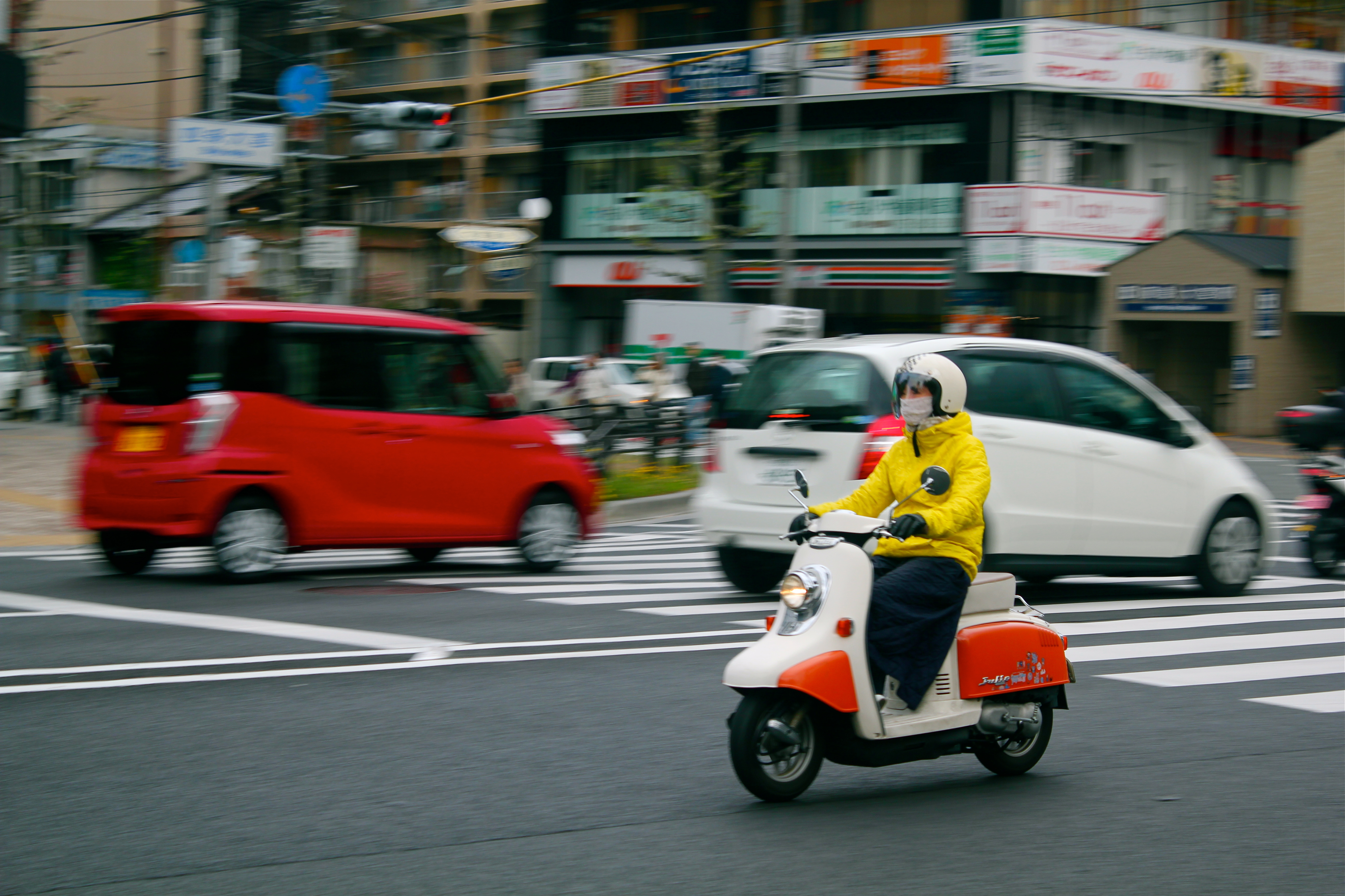 Japonaise en scooter dans une rue de Kyoto