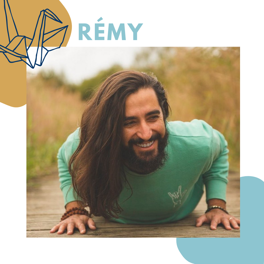 Rémy enseignant de Hatha, Vinyasa et Yin yoga et fondateur de Yoga Flow
