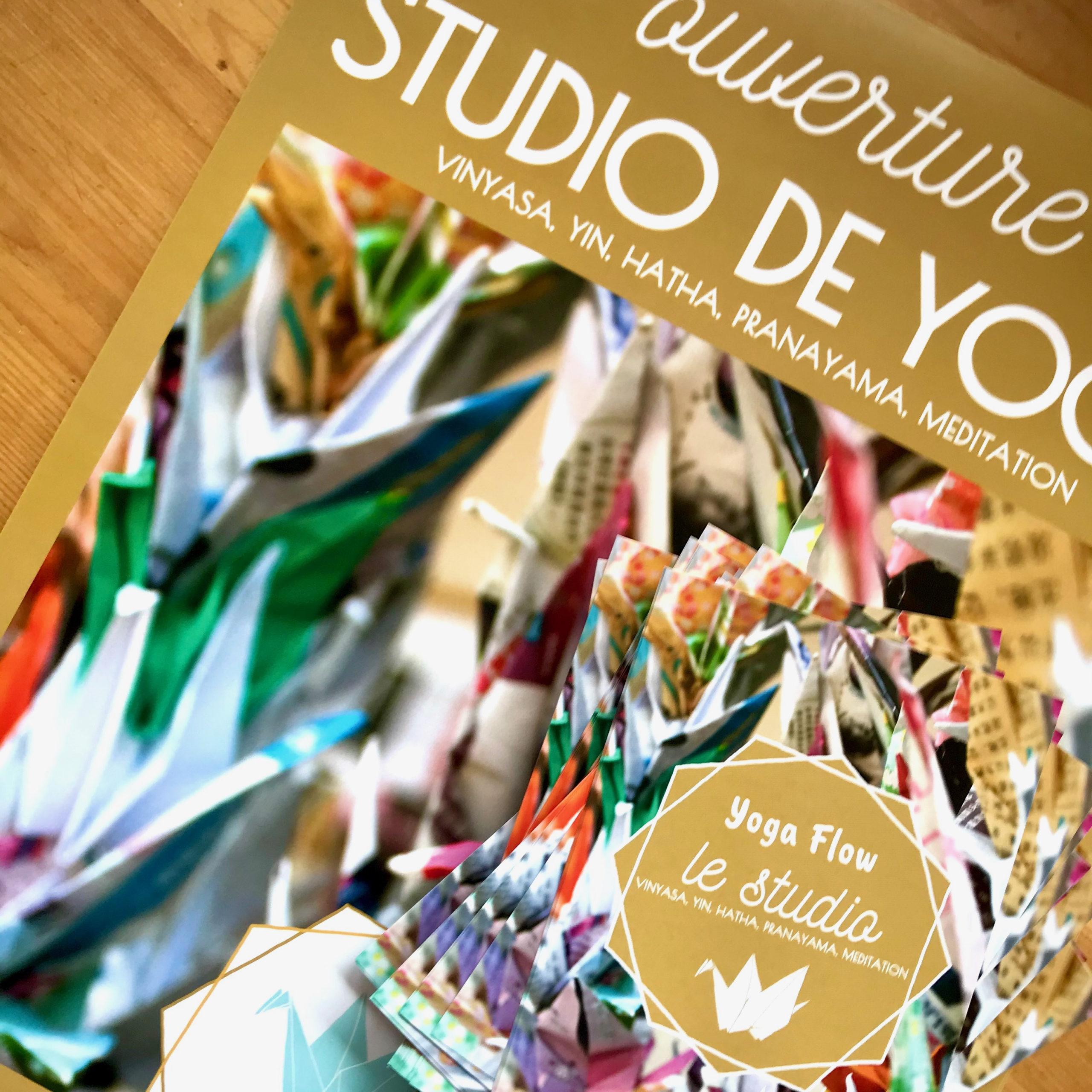 Détail des affiches et foyers pour annoncer l'ouverture du studio Yoga Flow