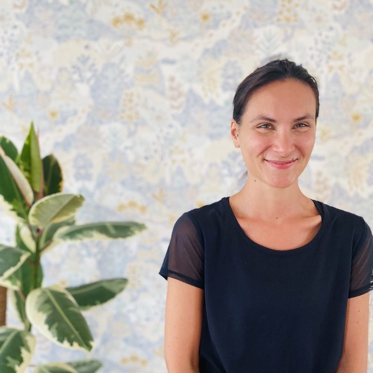 Julie Asthanga Yoga La Roche sur Yon Cours Vendée Studio