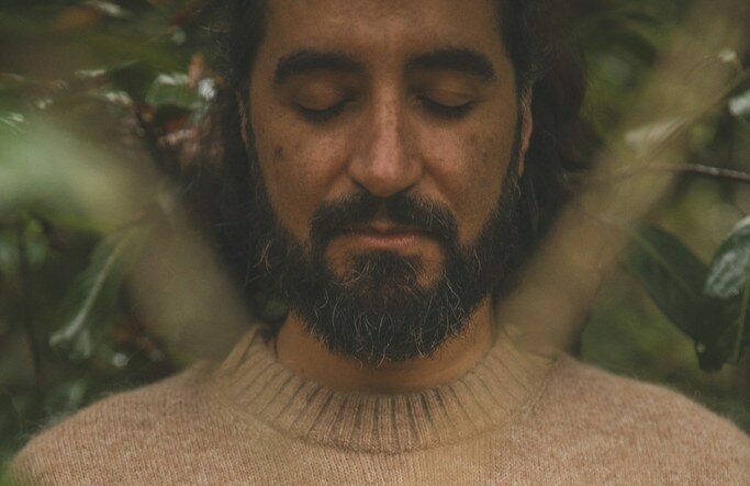 Mourir Un Peu Pour Renaître — Aparigraha, Transformation Et Fluidité